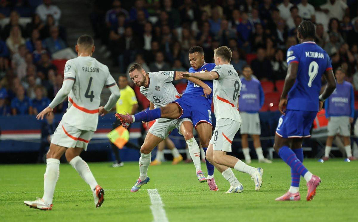 桑切斯：我们是夺冠热门而非巴萨，库库把亚马尔“揣兜里了”（桑切斯：争冠大热是我们而非巴萨，库库把亚马尔装进口袋）