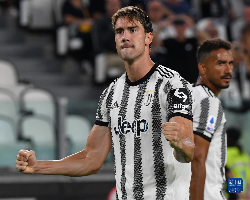 前锋关键时刻进球锁定胜利（前锋关键一击定胜局）