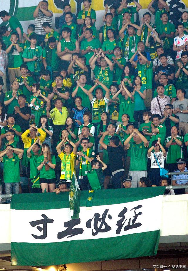 看台嘘声不断（看台嘘声此起彼伏）