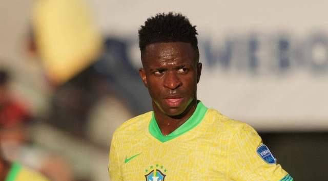 你是哪边的？本菲卡门将特鲁宾扑点后被队友阿劳若补射进球（尴尬一幕：本菲卡门将特鲁宾扑出点球，却被队友阿劳若补射破门）