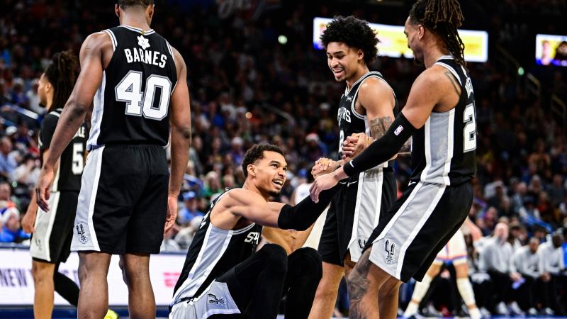 维尼修斯社媒秀恩爱：球场上风驰电掣，女友身边秒变俏皮男孩（维尼修斯社媒晒恩爱：赛场飞驰如电，女友身边瞬间变身俏皮男孩）