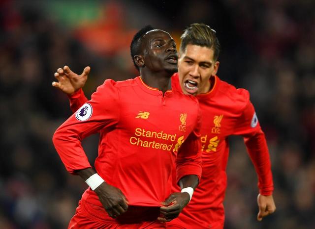 滑手扮关公成都街头玩滑板（关公装扮滑手现身成都街头滑板）