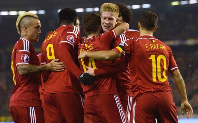 孙颖莎的身体柔韧性太好了，膝盖不弯，就这样直下去系鞋带，没几个人能做到吧（孙颖莎柔韧性逆天：挺直双腿也能系鞋带，少有人能及）